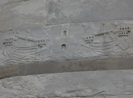 Rilievo nella prima cornice di archi ciechi rappresentante l'antico porto di Pisa